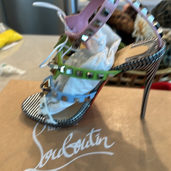 Christian Louboutin size 40 worn only twice with original box and shoe bags - Picture 3 of 10